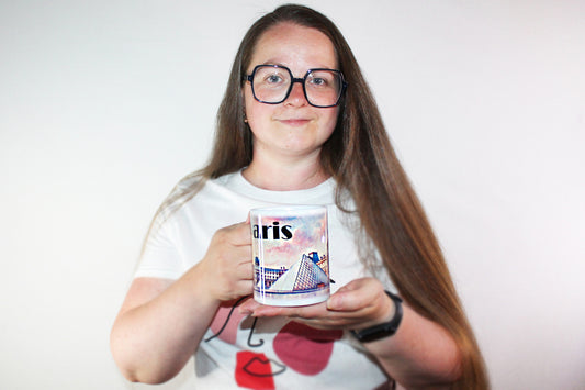 Tasse avec le Louvre dans un style aquarelle — Paris | Design artistique par Anna Mamchur — 002PAA01M