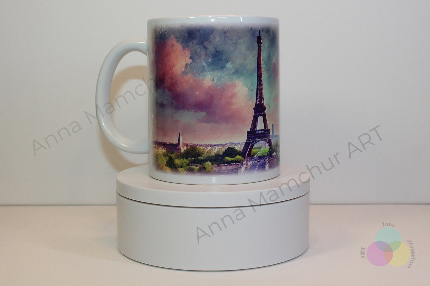 Tasse avec la tour Eiffel dans un style aquarelle — Paris | Design artistique par Anna Mamchur — 001PAA01M