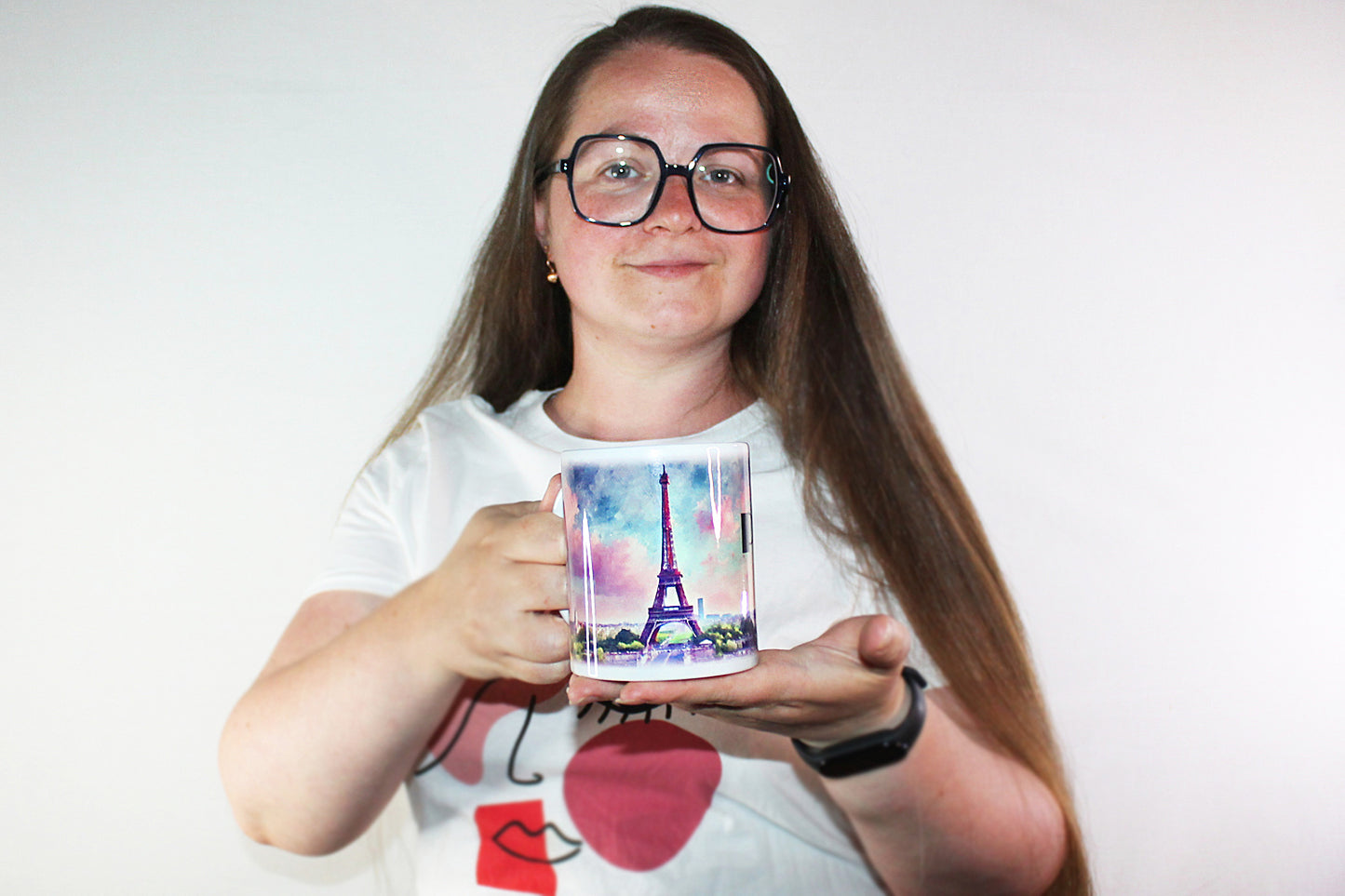 Tasse avec la tour Eiffel dans un style aquarelle — Paris | Design artistique par Anna Mamchur — 001PAA01M